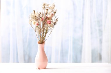 Vazoda ışık arka plan üzerinde kurutulmuş çiçekler buket