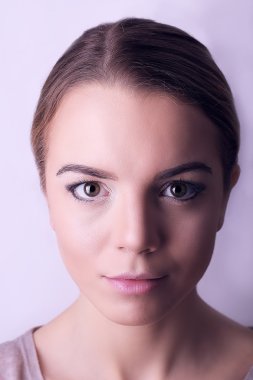 Beyaz arka plan üzerinde genç kadın yüzü makyaj