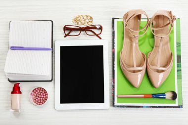 Moda blogger kavramı. Natürmort moda yaratıcı alanı