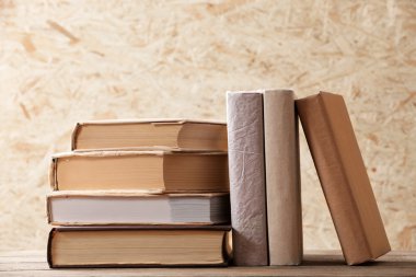 Ahşap Sunta arka plan üzerinde kitap yığını