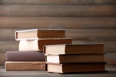 Ahşap plakalar arka plan üzerinde kitap yığını