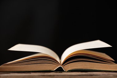 Koyu arka plan ışığı ile açık kitap