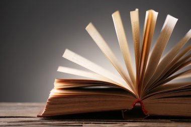 Koyu renkli arka plan üzerinde açık kitap