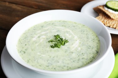 Kabın içinde salatalık çorbası