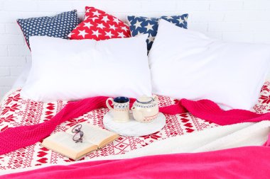 Kitap ve yatak yakın çekim çay