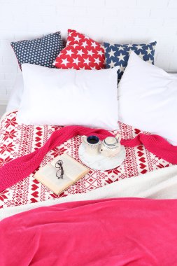 Kitap ve yatak yakın çekim çay