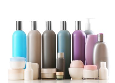 Beyaz arkaplanda izole edilmiş kozmetik şişeler