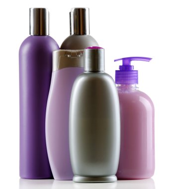 Beyaz arkaplanda izole edilmiş kozmetik şişeler