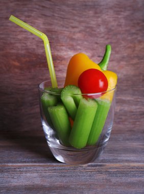 Tatlı biber ve kiraz domates cam tüp rustik ahşap zemin üzerine kereviz sopa