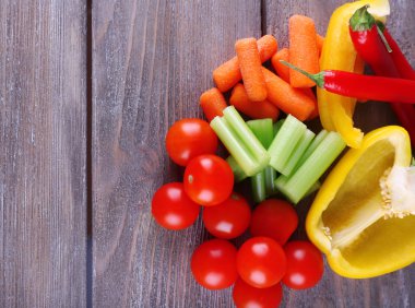 Rustik ahşap plakalar arka plan üzerinde taze sebze