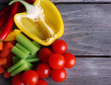 Rustik ahşap plakalar arka plan üzerinde taze sebze