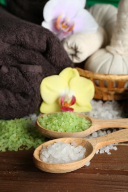 Spa uygulamaları ile renkli arka plan üzerinde ahşap masaya orkide çiçek