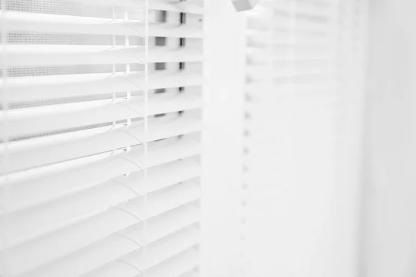 Ventana blanca con persianas abiertas — Foto de Stock