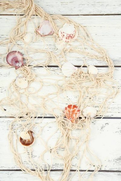 Décor de coquillages sur fond de table en bois — Photo