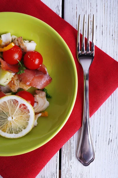 Świeże ryby sałatka z warzyw na talerzu na drewniany stół szczegół — Zdjęcie stockowe