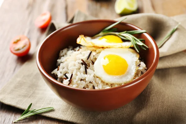 Lezzetli pirinç masaya servis yakın çekim