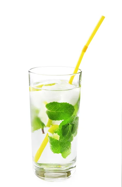 Zomer cocktail met ijsblokjes geïsoleerd op wit — Stockfoto