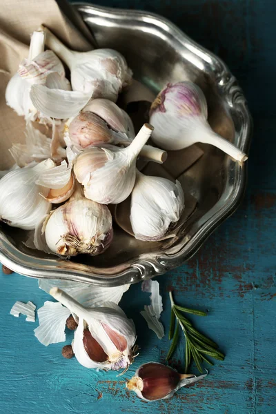 Roher Knoblauch und Gewürze auf Holztisch — Stockfoto