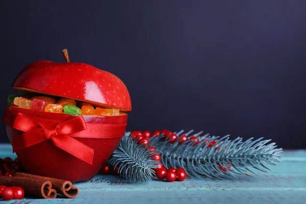 Vánoční červené jablko plněné sušené ovoce na dřevěný stůl barvy a tmavým pozadím — Stock fotografie