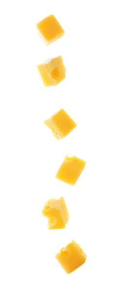 Cubos de queijo isolados sobre fundo branco — Fotografia de Stock