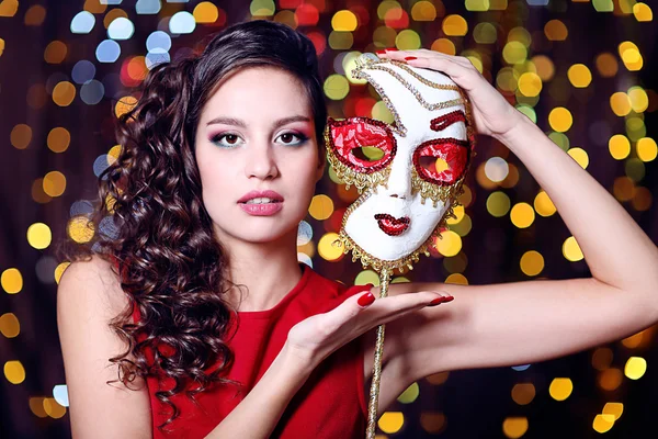 Mooi meisje met maskerade masker op lichte achtergrond — Stockfoto