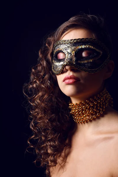 Mooi meisje met maskerade masker op donkere achtergrond — Stockfoto