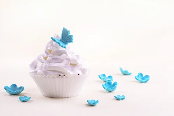 Delicioso cupcake no fundo bege — Fotografia de Stock