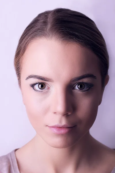 Make-up op jonge vrouwelijke gezicht, op witte achtergrond — Stockfoto