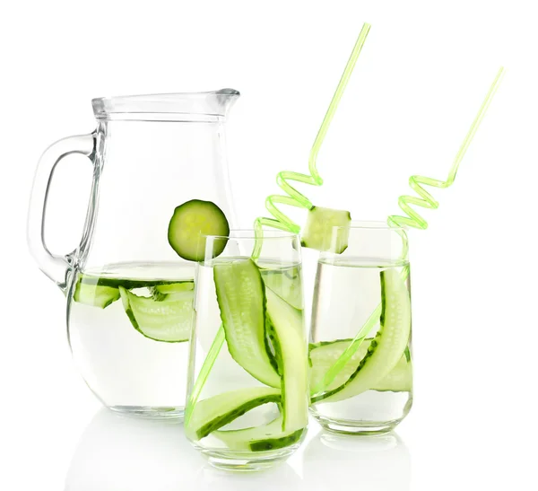 Agua con pepino aislado en blanco —  Fotos de Stock