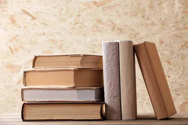 Trave böcker på trä hardboard bakgrund — Stockfoto