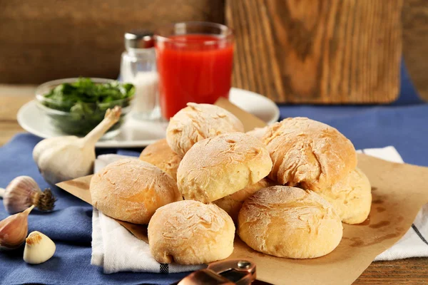 Panini freschi fatti in casa da pasta di lievito con aglio fresco e aneto, su sfondo di legno — Foto Stock