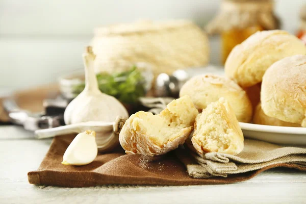 Verse zelfgemaakte brood broodjes van gistdeeg met verse knoflook en de dille, op houten achtergrond — Stockfoto