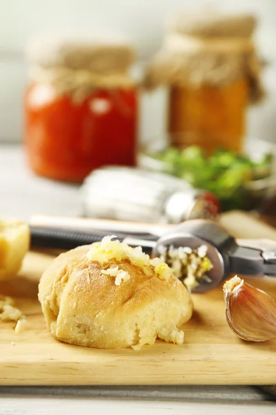 Färskt hembakat bröd bullar från jästdeg med färsk vitlök och dill, på trä bakgrund — Stockfoto