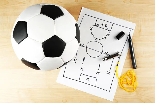Ποδόσφαιρο παιχνίδι καθεστώς σε φύλλο χαρτιού και ξύλινο τραπέζι φόντο — Φωτογραφία Αρχείου