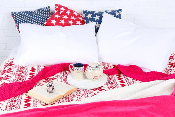 Kitap ve yatak yakın çekim çay