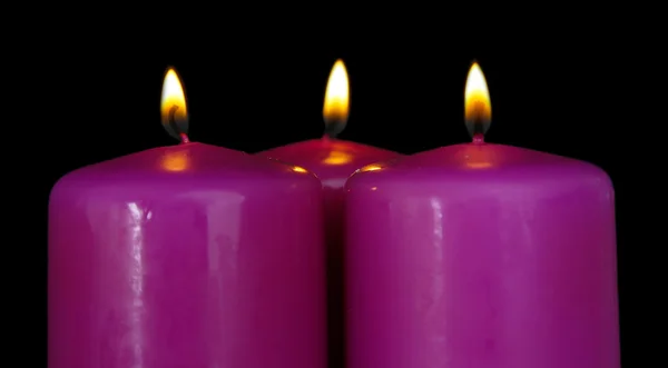 Candele viola su sfondo nero — Foto Stock