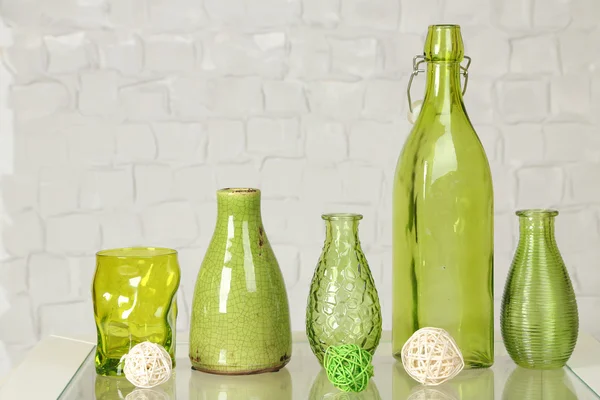 Interior com vasos decorativos na parte superior da mesa e fundo de parede de tijolo branco — Fotografia de Stock