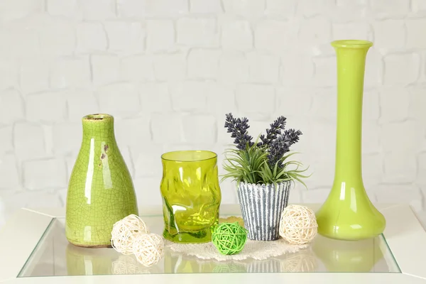 Innvendig med dekorative vaser og planter på bakgrunn av bordplater og hvite murstein – stockfoto