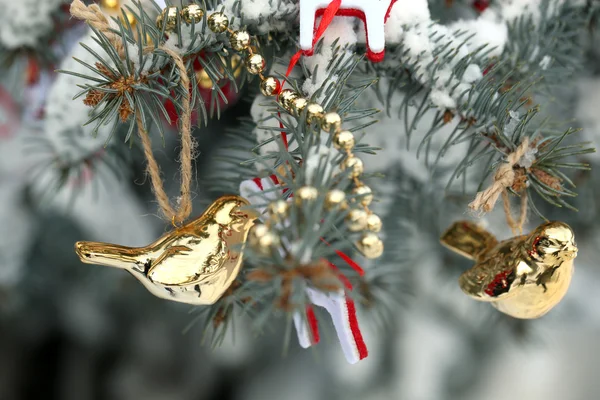 Mit Schnee und Weihnachtsdekoration Zweig der Fichte bedeckt, im Freien — Stockfoto