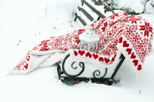 Warm plaid on bench in park in winter time — Stock Photo, Image