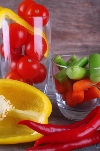 Deux verres aux légumes sur fond bois rustique — Photo