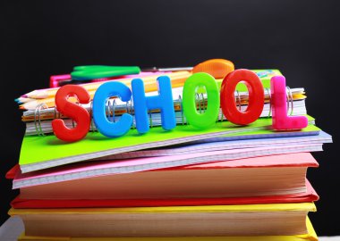 okul malzemeleri siyah arkaplan üzerine