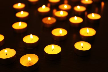 Koyu arkaplanda mumlar yakılıyor