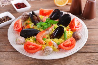 Deniz ürünleri Paella plaka üzerinde