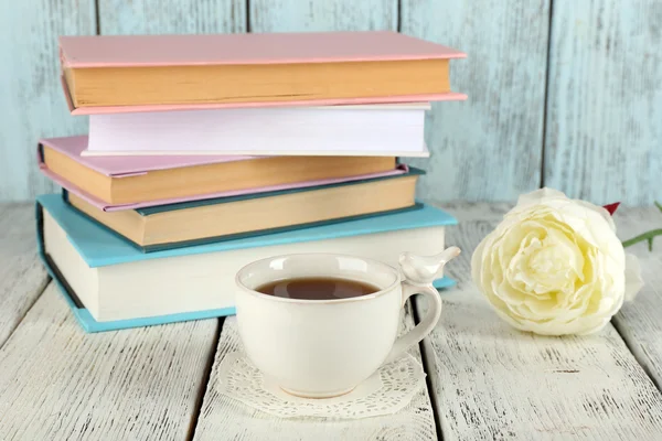 Xícara de chá com livros sobre fundo de madeira — Fotografia de Stock