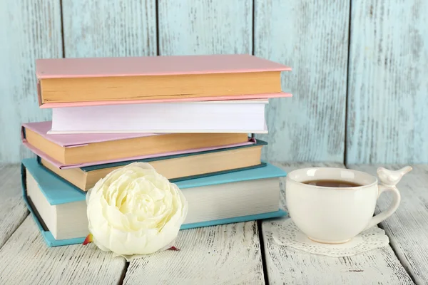 杯茶，木制背景上的书 — 图库照片