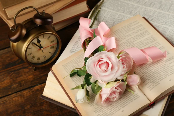 Ahşap zemin üzerine çiçek ve saat ile kitaplar — Stok fotoğraf