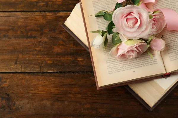 Boeken met bloemen op houten achtergrond — Stockfoto