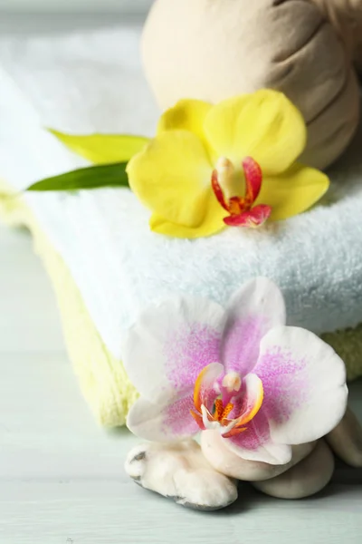 Tratamientos de spa con flores de orquídea sobre fondo de mesa de madera —  Fotos de Stock