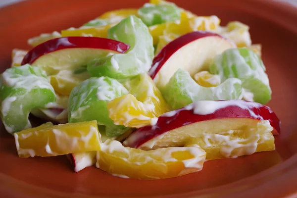ウォルドーフ サラダ サラダ ペッパーを皿をクローズ アップ — ストック写真